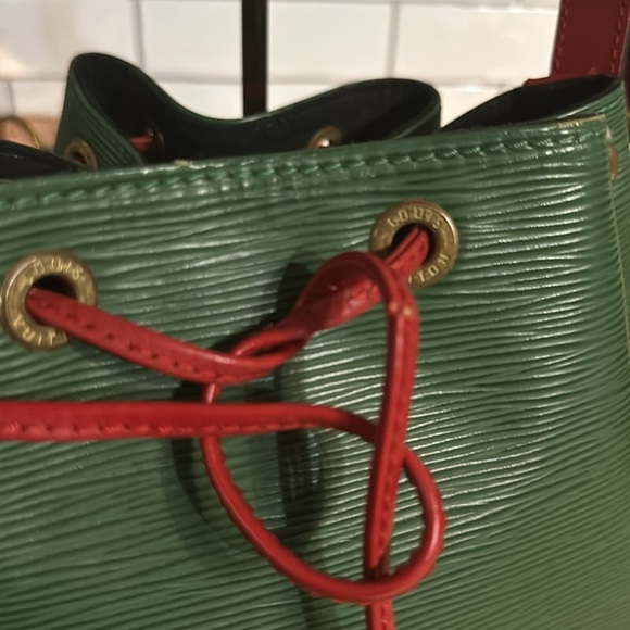 Louis Vuitton red & Borneo green epi petite bucket bag with dust bag - Picture 9 of 16